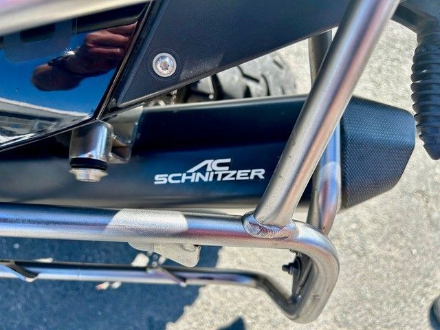 Ein Motorrad mit einem Schnitzer-Aufkleber darauf