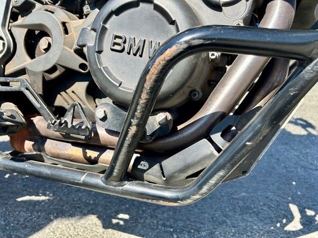 Eine Nahaufnahme eines BMW-Motorradmotors