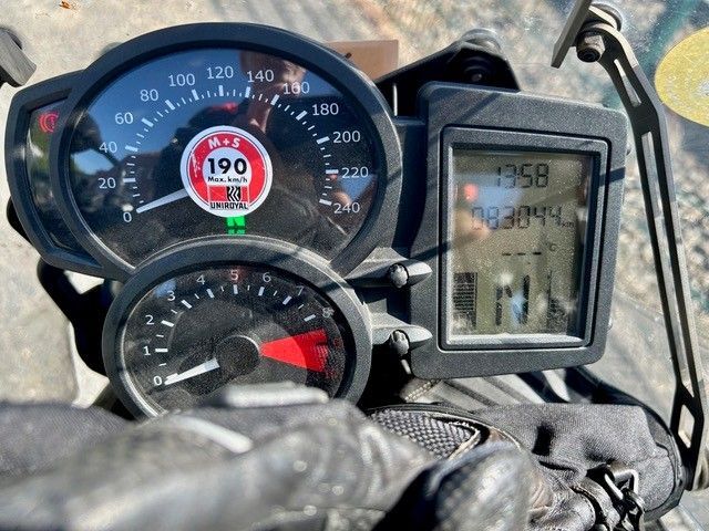 Eine Nahaufnahme eines Tachometers auf einem Motorrad