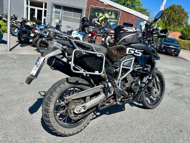 Ein schwarzes GS-Motorrad steht auf einem Parkplatz