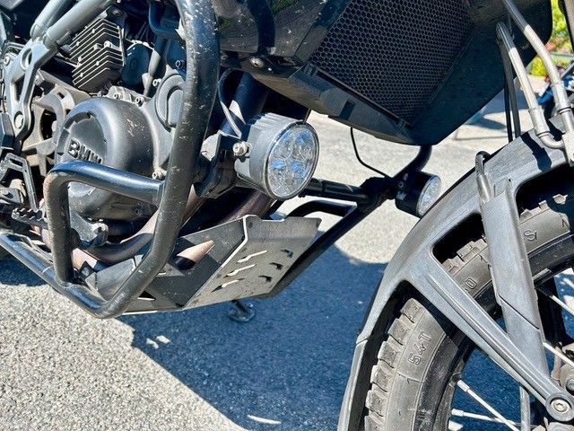 Ein schwarzes Motorrad steht am Straßenrand