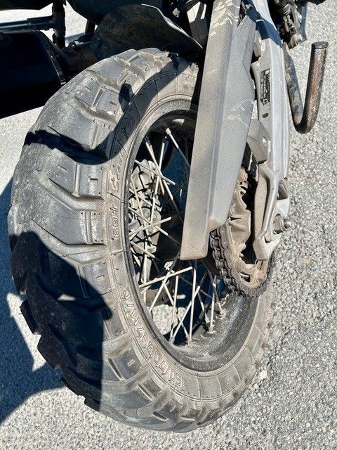 Eine Nahaufnahme des Vorderrads eines Motorrads.