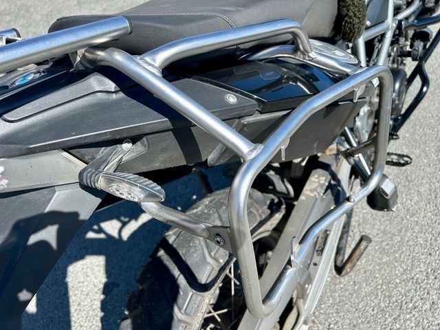 Ein Motorrad mit einem Gepäckträger aus Edelstahl auf der Rückseite