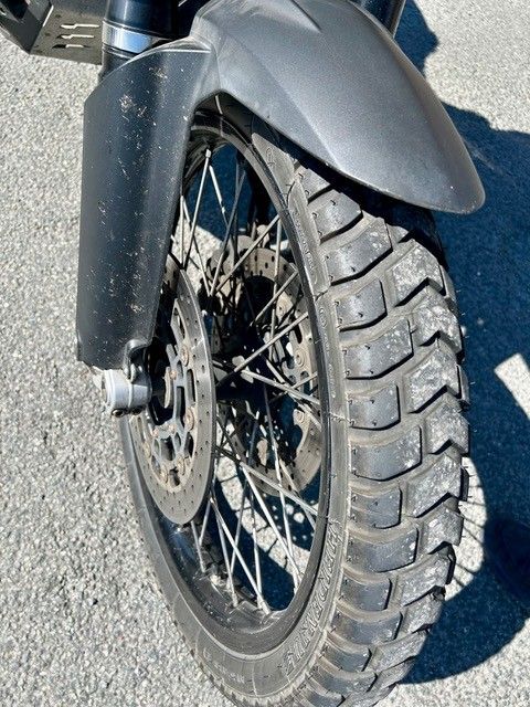 Eine Nahaufnahme des Vorderrads eines Motorrads