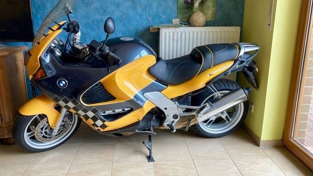 Ein gelb-schwarzes Motorrad ist in einem Raum geparkt