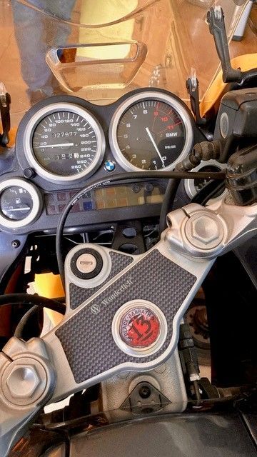 Eine Nahaufnahme des Armaturenbretts eines Motorrads