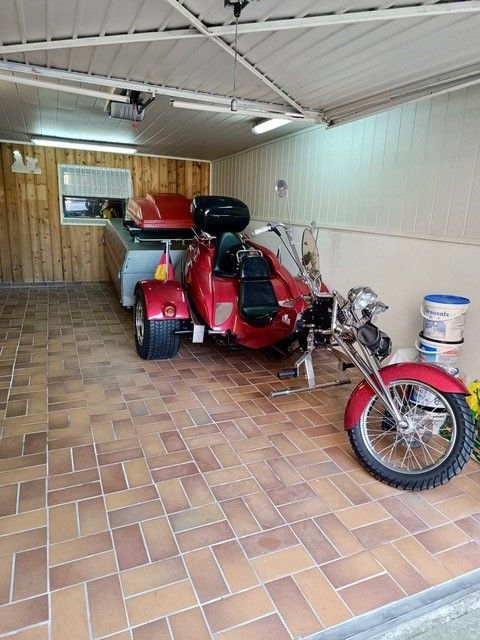 Ein dreirädriges Motorrad ist in einer Garage geparkt