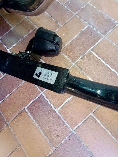 Eine Nahaufnahme eines Abschlepphakens auf einem gefliesten Boden