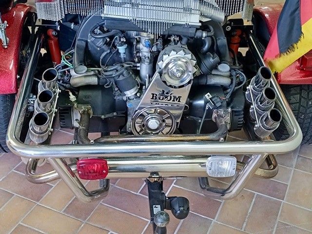 Eine Nahaufnahme eines Automotors mit dem Wort „Boom“ darauf