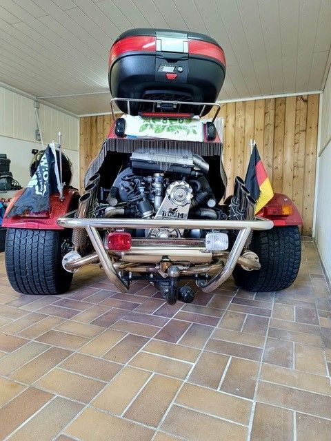 Ein dreirädriges Motorrad ist in einer Garage geparkt.