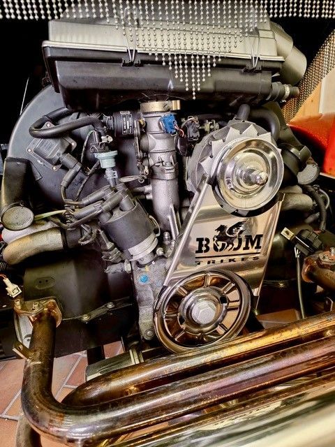 Eine Nahaufnahme eines Automotors mit dem Wort „Boom“ darauf