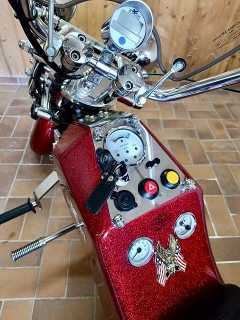 Ein rotes Motorrad ist auf einem gefliesten Boden geparkt