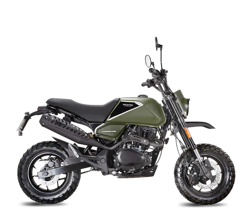 Ein grün-schwarzes Motorrad auf weißem Hintergrund.