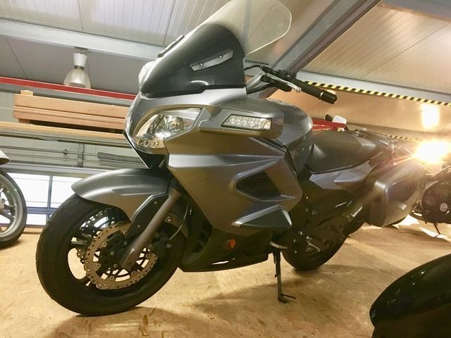 Ein Kawasaki-Motorrad steht in einer Garage