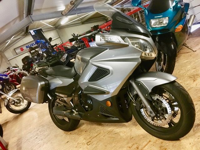 Ein Suzuki-Motorrad steht in einem Ausstellungsraum