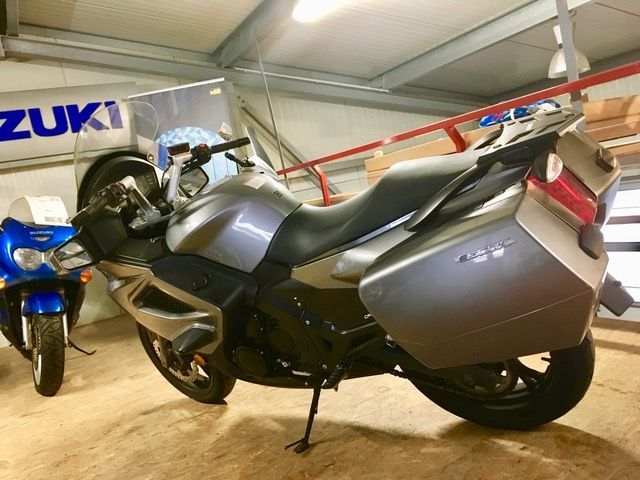 Ein Suzuki-Motorrad ist in einer Garage geparkt