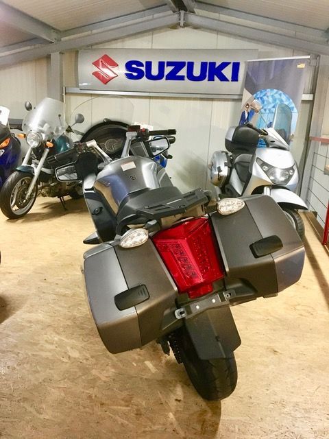 Ein Suzuki-Motorrad ist in einer Garage geparkt
