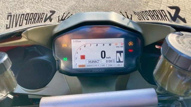 Eine Nahaufnahme des Armaturenbretts eines Motorrads