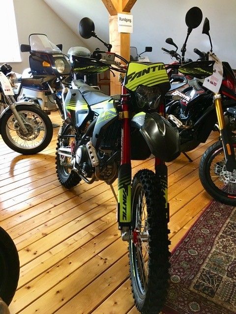 Ein Motorrad mit dem Wort „Fantic“ darauf