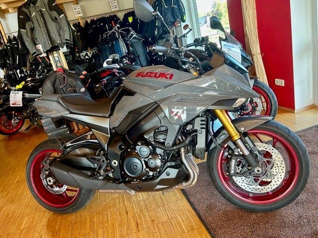 Graues und rotes Suzuki-Sportmotorrad in einem Ausstellungsraum ausgestellt