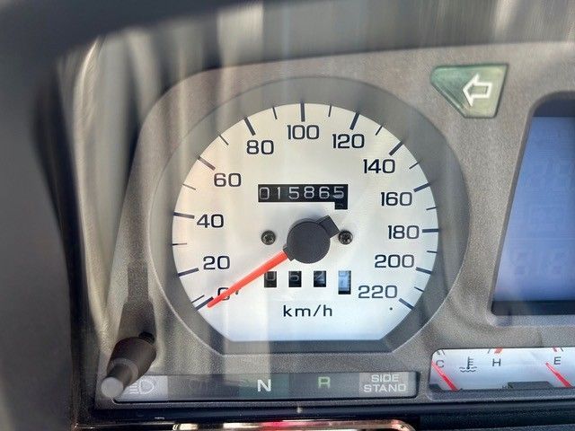 Das Armaturenbrett des Autos verfügt über einen Tachometer mit 0 km/h-Anzeige, einen Kilometerzähler sowie Anzeigen für Kraftstoffstand und Temperatur.