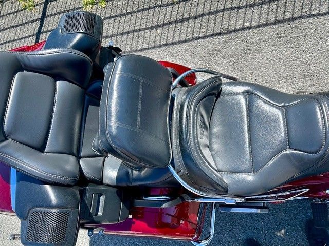 Schwarzer Motorradsitz und Rückenlehne, von oben auf dem Bürgersteig gesehen.