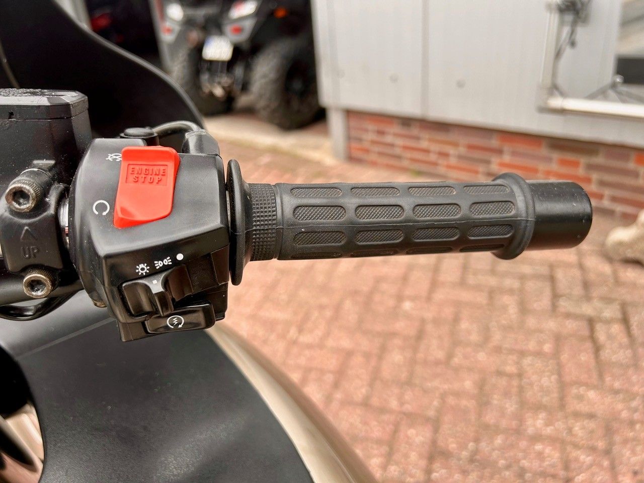 Motorradlenker mit schwarzem Gummigriff und rotem Bedienschalter für den Außenbereich