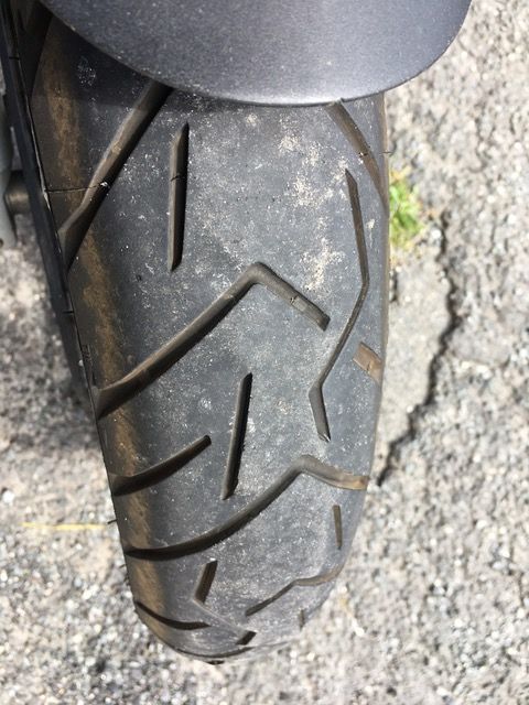 Eine Nahaufnahme eines Reifens auf einem Motorrad