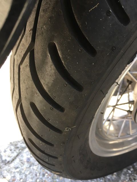 Eine Nahaufnahme eines Reifens auf einem Motorrad