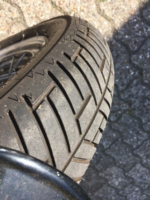 Eine Nahaufnahme eines Reifens auf einem Motorrad