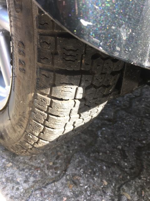 Eine Nahaufnahme eines Reifens an einem Auto