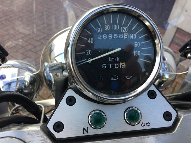 Eine Nahaufnahme eines Tachometers auf einem Motorrad