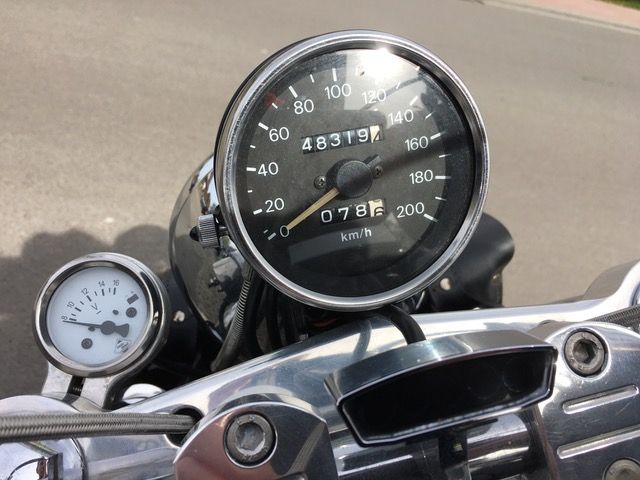 Eine Nahaufnahme eines Tachometers auf einem Motorrad