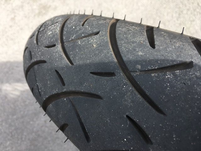 Eine Nahaufnahme eines Motorradreifens mit Spikes darauf