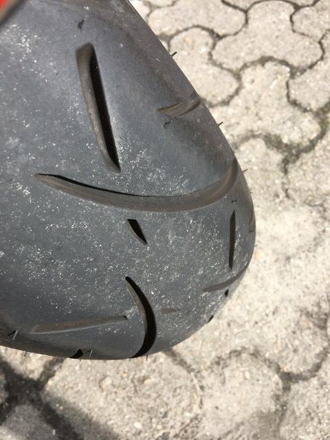 Eine Nahaufnahme eines Reifens auf einem Motorrad