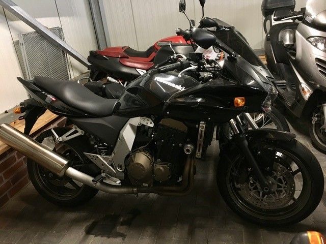 Eine Reihe von Motorrädern sind in einer Garage geparkt