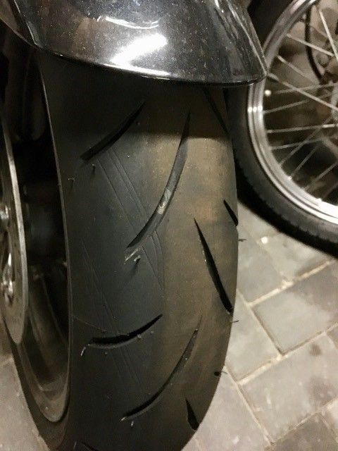 Eine Nahaufnahme eines Reifens auf einem Motorrad