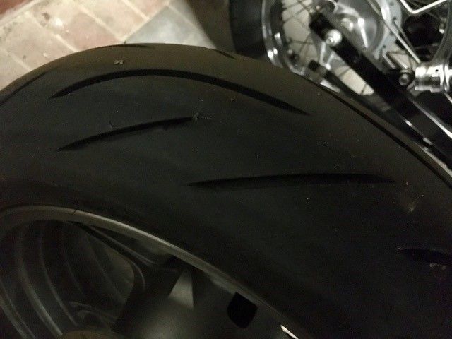 Eine Nahaufnahme eines Reifens auf einem Motorrad