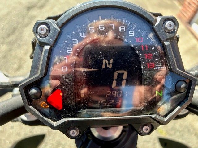 Motorrad-Armaturenbrett mit digitalem Tachometer, der 0 anzeigt, und Ganganzeige in Neutralstellung.