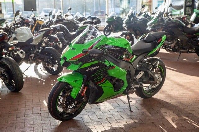 In einem Ausstellungsraum parkt ein grünes Motorrad.