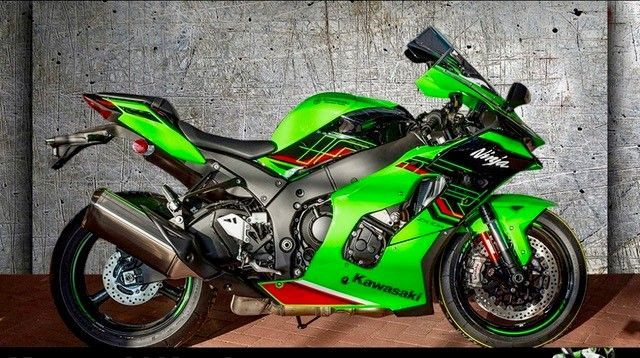 Ein grünes Kawasaki Ninja-Motorrad ist vor einer Betonmauer geparkt.