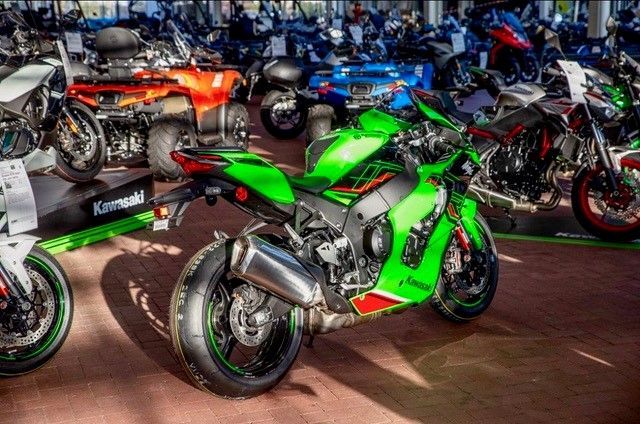 Ein grünes Kawasaki-Motorrad steht in einem Ausstellungsraum.