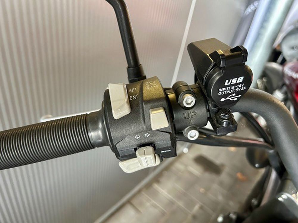 Nahaufnahme eines Fahrradlenkers mit schwarzem Griff und Bremshebelhalterung