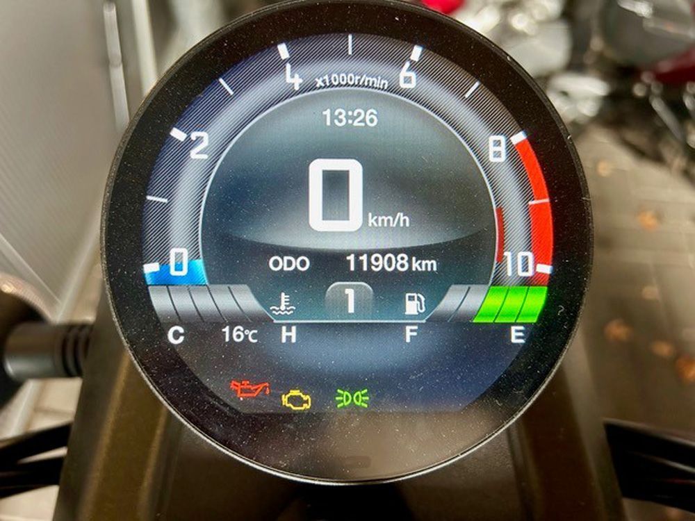 Der digitale Tachometer im Armaturenbrett zeigt 0 km/h und 11.908 km an, inklusive Kraftstoffanzeige und Warnleuchten.