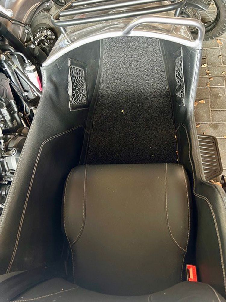 Motorradsitz mit schwarzem Leder und Chromrahmen, von oben betrachtet