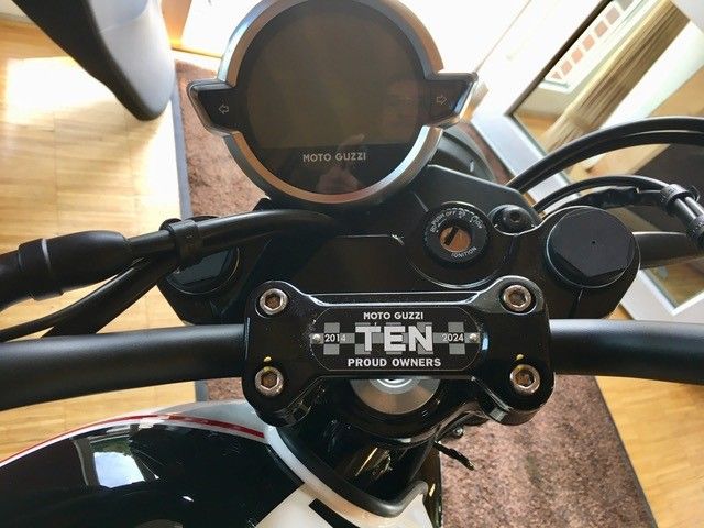 Ein Motorrad mit dem Wort „Zehn“ auf dem Lenker