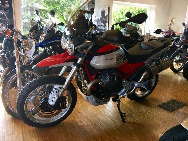 Eine Reihe von Motorrädern sind in einem Ausstellungsraum geparkt