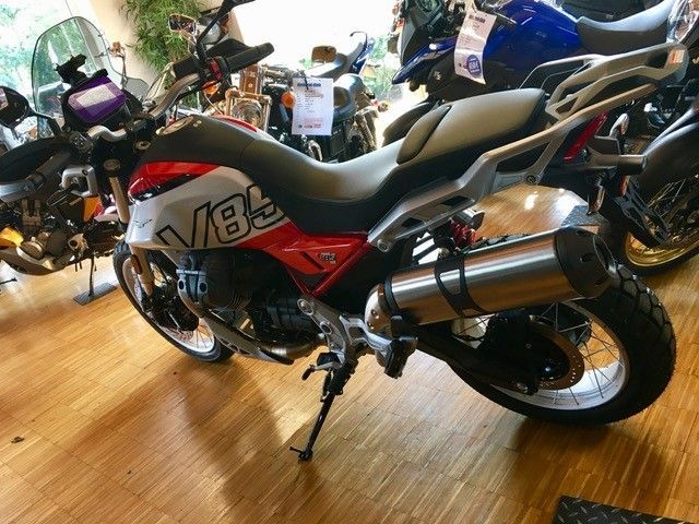 Ein rot-weißes Motorrad mit der Aufschrift „V8“