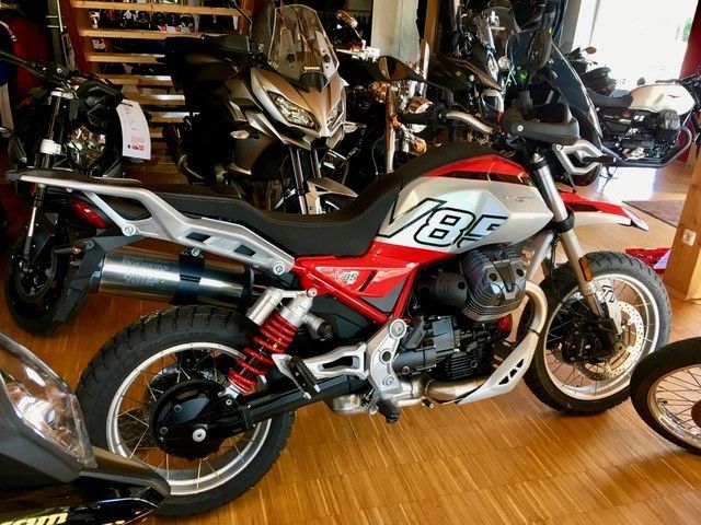 Ein rot-silbernes Motorrad mit der Nummer 18 darauf