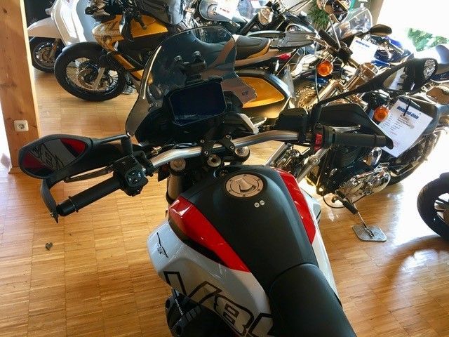 Ein Motorrad mit dem Wort Schlüssel darauf